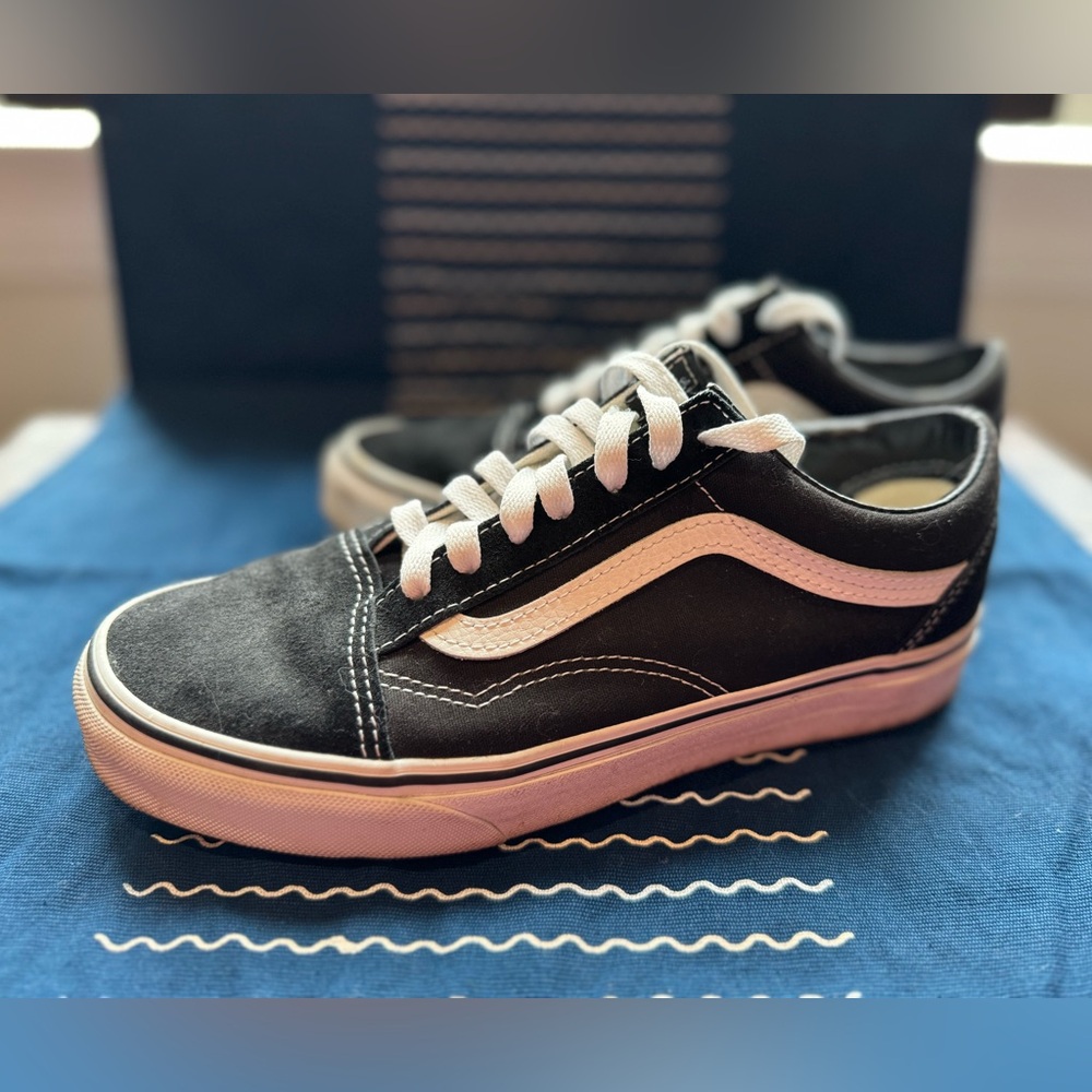 Vans Old Skool Sneakers- Men’s 6/ Women’s 7.5